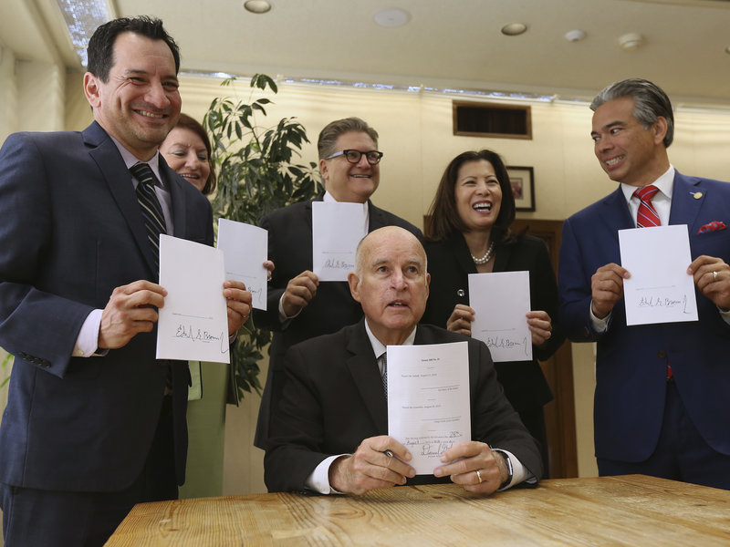 Governor+Brown+holds+up+a+copy+of+the+bill%2C+surrounded+by+%28left+to+right%29+Assembly+Speaker+Anthony+Rendon+%28D-Los+Angeles%29%2C+Senate+President+pro+Tempore+Toni+Atkins+%28D-San+Diego%29%2C+state+Senator+Bob+Hertzberg+%28D-Van+Nuys%29%2C+California+Supreme+Court+Chief+Justice+Tani+Cantil-Sakauye%2C+and+Assemblyman+Rob+Bonta+%28D-Alameda%29