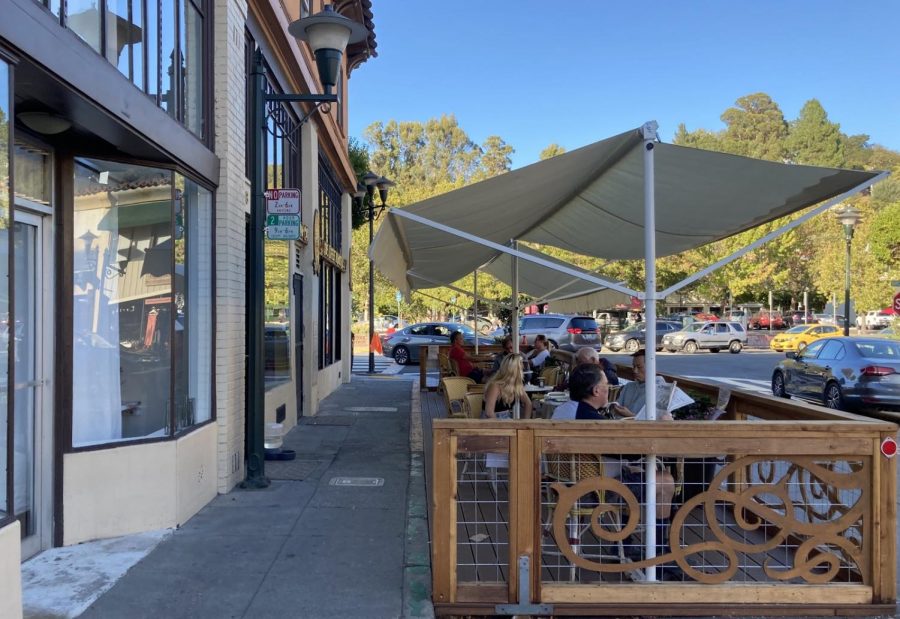 Customers+dining+in+front+of+the+Coffee+Roastery+at+one+of+downtown+Fairfax%E2%80%99s+controversial+parklets+on+Sept.+23.