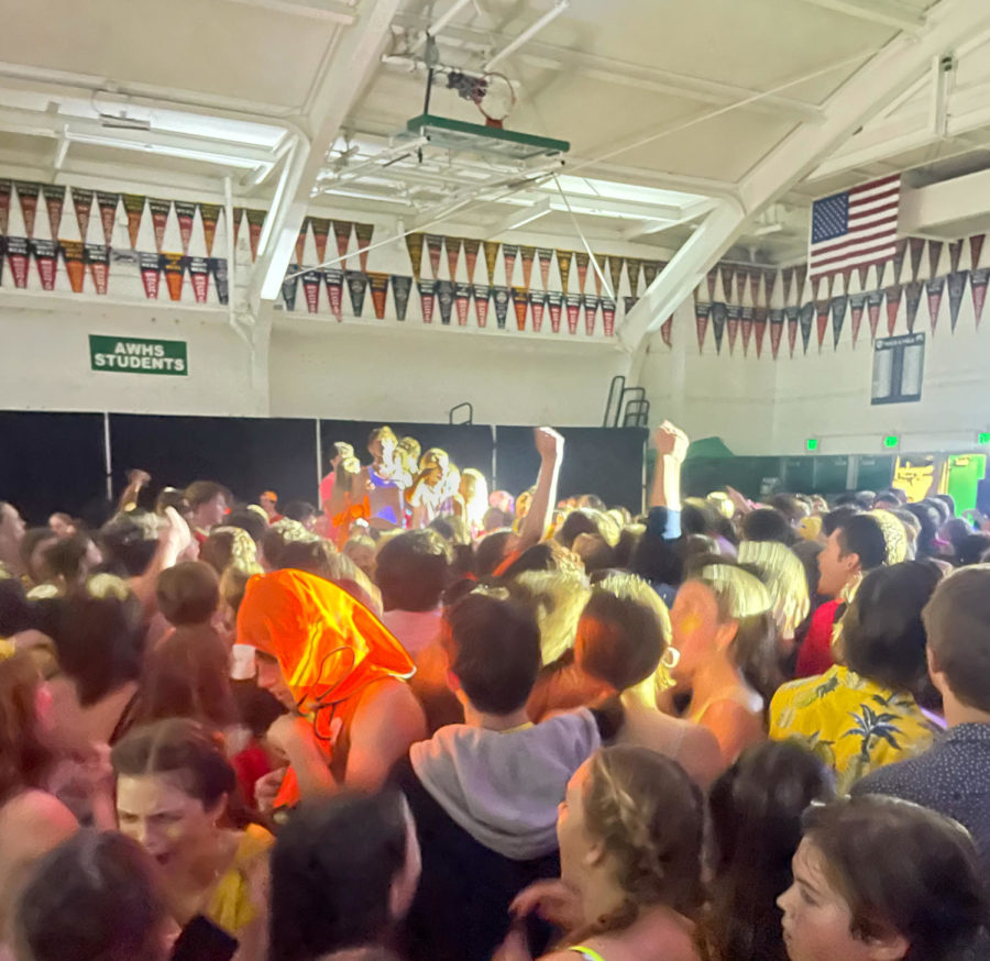 Students+of+all+grade+levels+crowd+the+dance+floor+during+Fridays+Homecoming+dance.